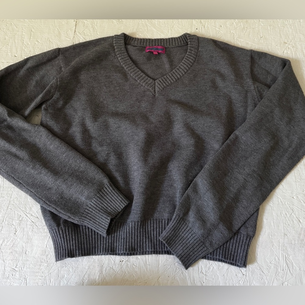 Gray V-Neck Women's Sweater -slight crop